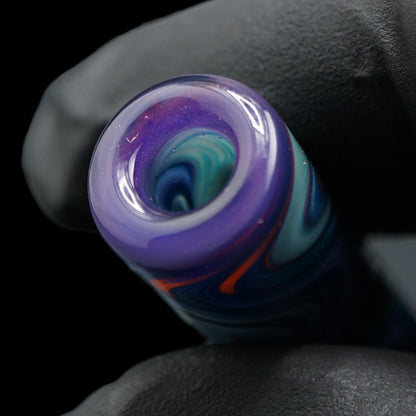 Offenes Ende des Mystic Flow Glastips mit transparent violettem Glasrand und feinem Schimmer