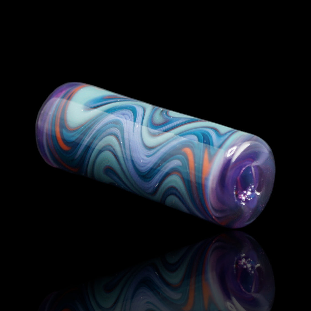 Mystic Flow Collector Glastip in Seitenansicht mit geschwungenen Farbbahnen in Mint, Blau und Lavendel