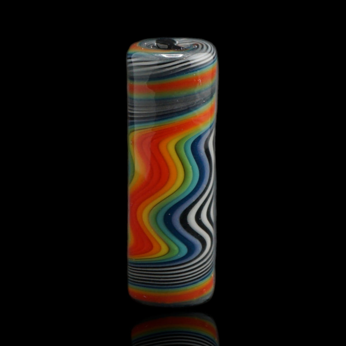 Aufrecht stehender Jcreature Glass Rainbow Current Glastip mit Regenbogenwellen und feinen schwarz-weißen Streifen an den Enden