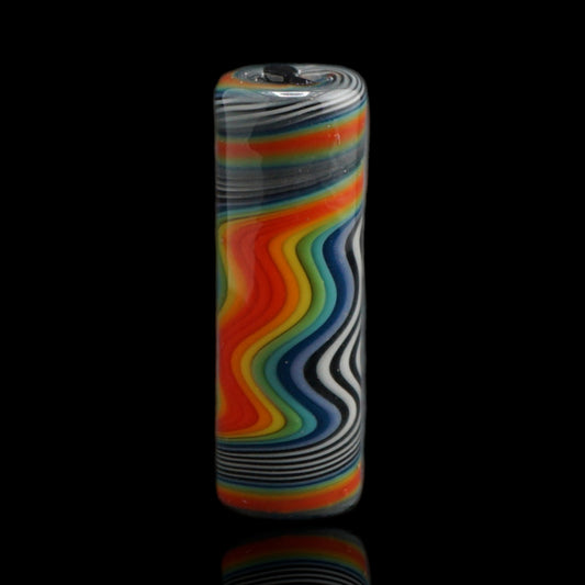 Aufrecht stehender Jcreature Glass Rainbow Current Glastip mit Regenbogenwellen und feinen schwarz-weißen Streifen an den Enden