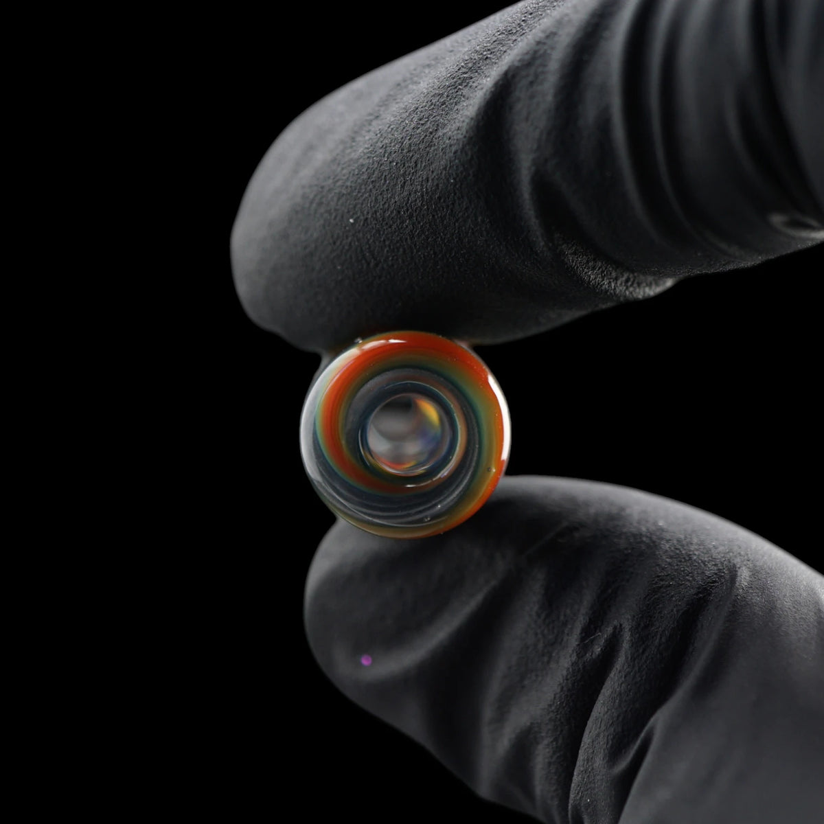 Blick auf die runde Öffnung des Jcreature Glass Rainbow Current Glastips mit Regenbogenfarben und feinen dunklen Ringen