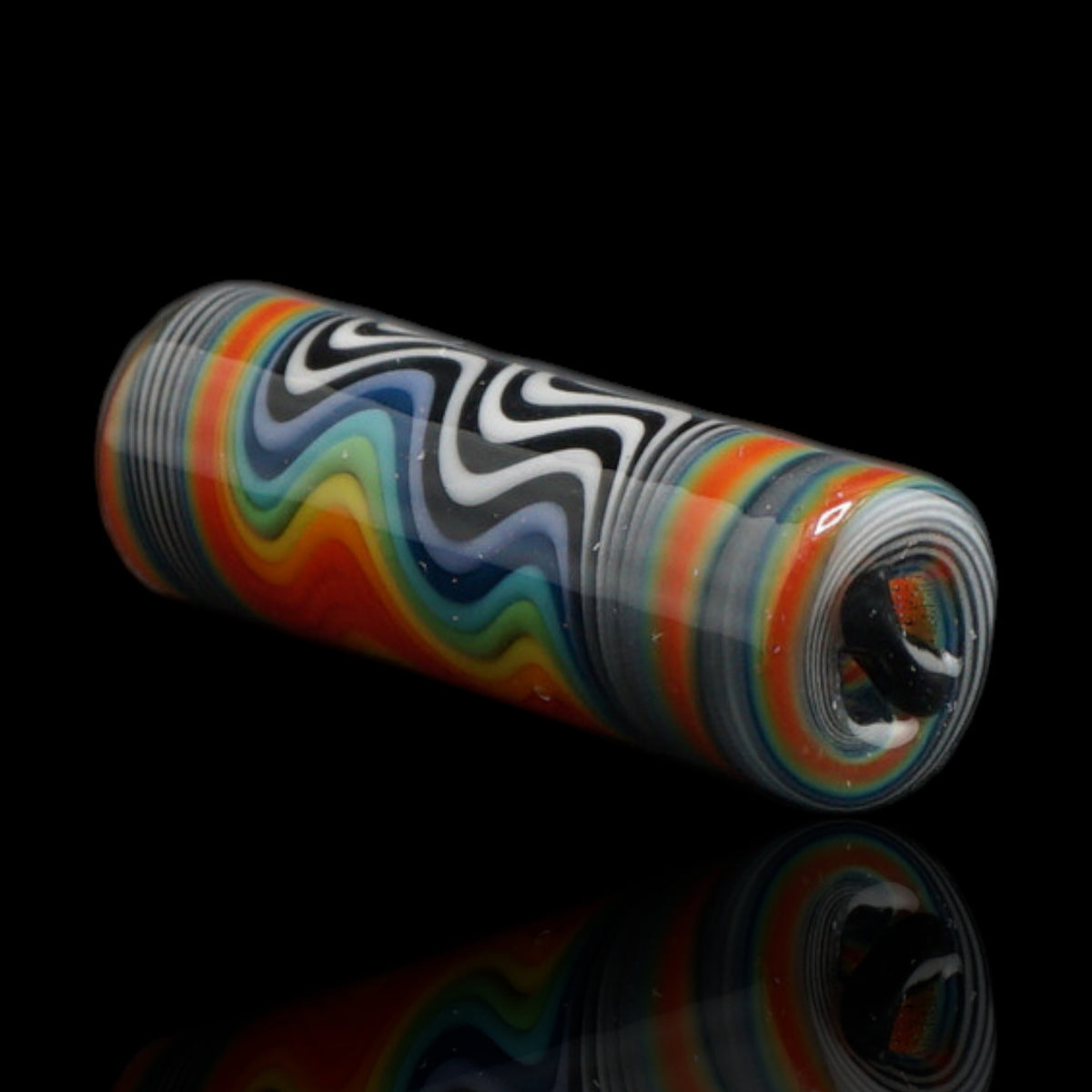 Liegender Rainbow Current Collector Glastip von Jcreature Glass mit buntem Wellenmuster und sichtbarem schwarzem Glassteg