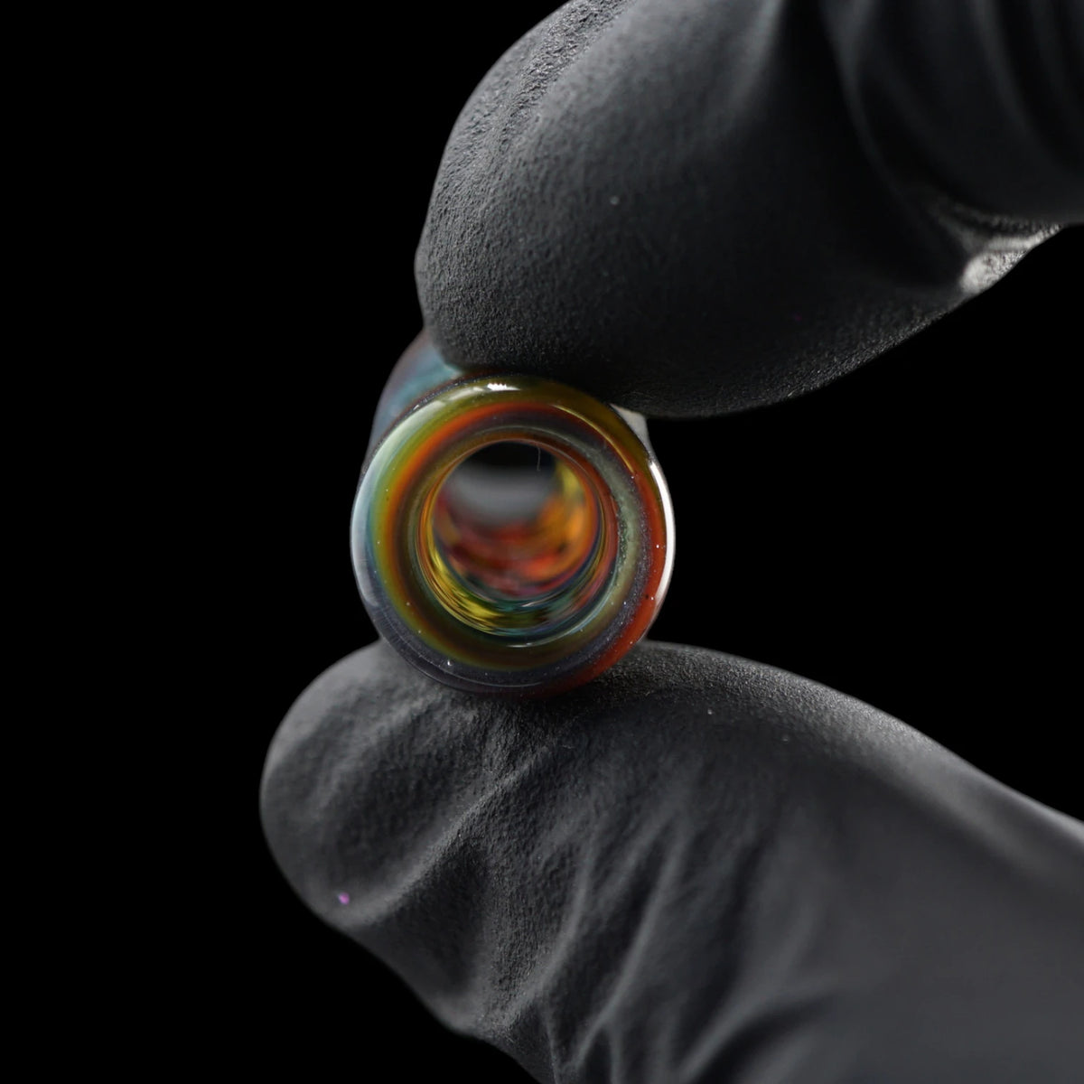 Offenes Ende des Rainbow Pulse Glastips mit mehrfarbig gestreiftem Glasrand