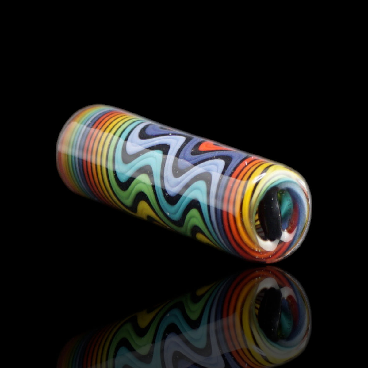 Rainbow Pulse Collector Glastip von Jcreature Glass in Seitenansicht mit mehrfarbigem Wellenmuster