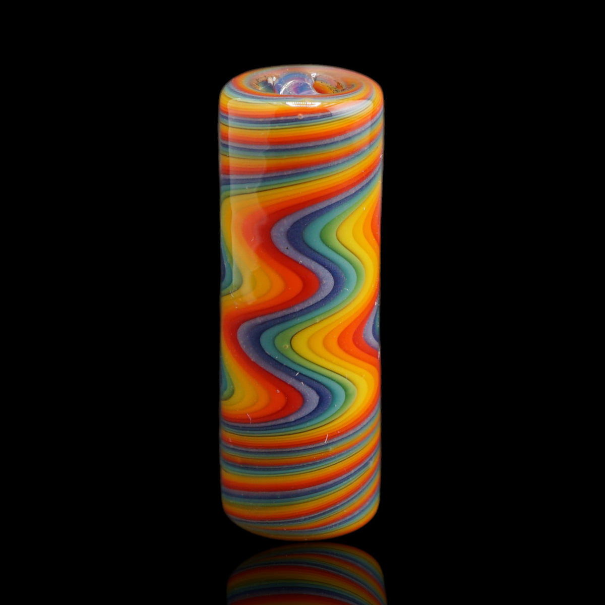 Aufrecht stehender Jcreature Glass Rainbow Rhythm Glastip mit kräftigen Regenbogenwellen und feinen Farbringen an den Enden