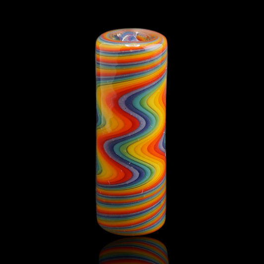 Aufrecht stehender Jcreature Glass Rainbow Rhythm Glastip mit kräftigen Regenbogenwellen und feinen Farbringen an den Enden