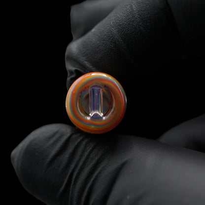 Nahaufnahme des 2-Loch-Systems am Rainbow Rhythm Glastip mit transparentem Glassteg und mehrfarbigen Ringen