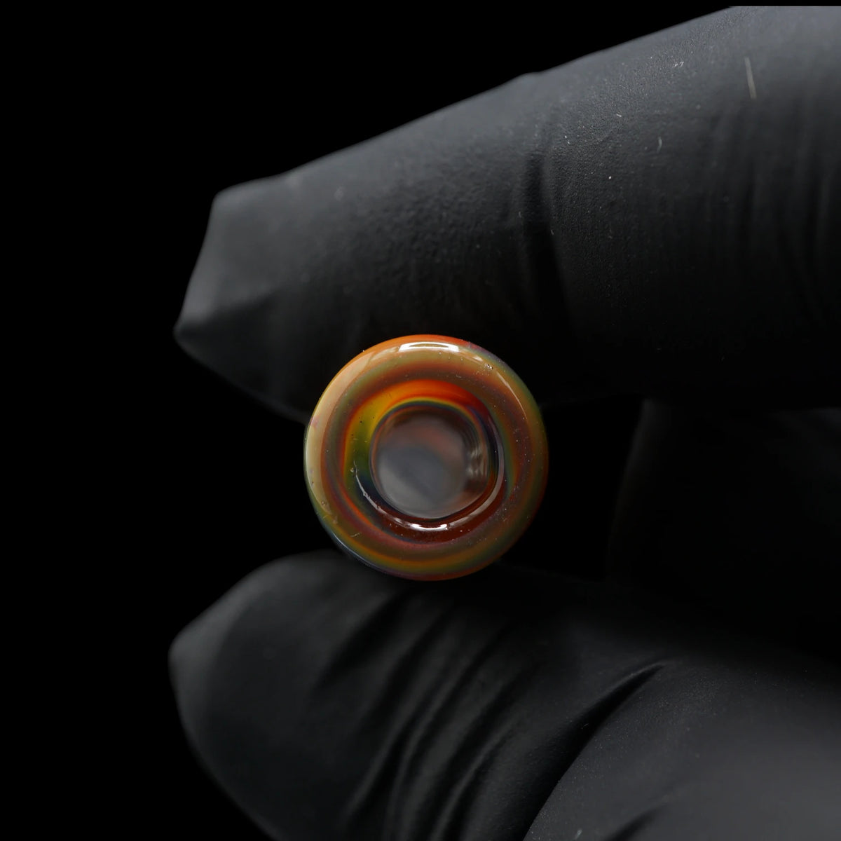 Blick auf die runde Öffnung des Jcreature Glass Rainbow Rhythm Glastips mit umlaufenden Regenbogenfarben am Rand
