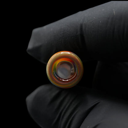 Blick auf die runde Öffnung des Jcreature Glass Rainbow Rhythm Glastips mit umlaufenden Regenbogenfarben am Rand