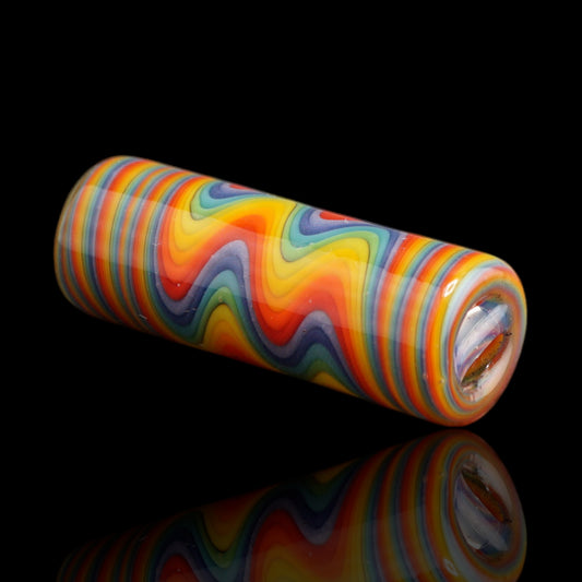 Liegender Rainbow Rhythm Collector Glastip von Jcreature Glass mit bunten Wellen in Rot, Gelb, Grün, Türkis und Violett