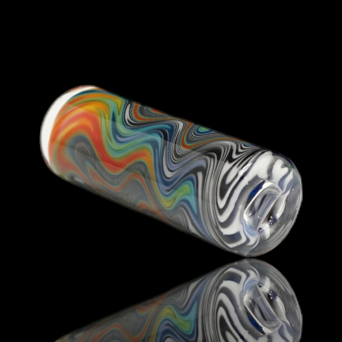 Liegender Jcreature Glass Rainbow Ripple Glastip mit Regenbogen-Wellenmuster, feinen schwarz-weißen Linien und transparentem Glassteg