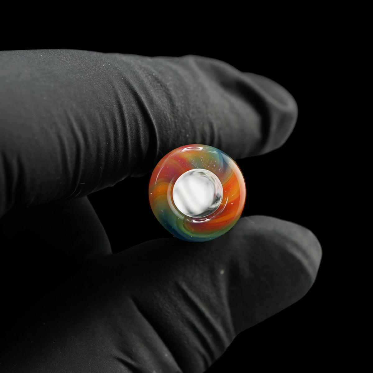 Runde Öffnung des Jcreature Glass Rainbow Ripple Glastips mit orange-rotem Glasrand und grünen sowie blauen Farbakzenten