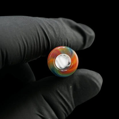 Runde Öffnung des Jcreature Glass Rainbow Ripple Glastips mit orange-rotem Glasrand und grünen sowie blauen Farbakzenten