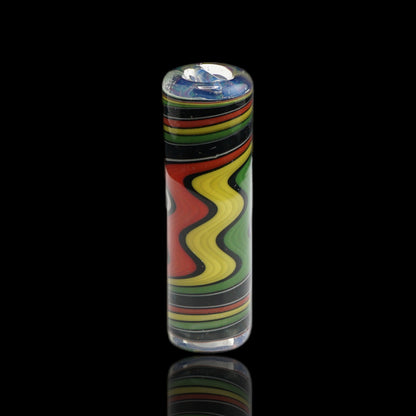 Aufrecht stehender Jcreature Glass Rasta Wave Glastip mit rot-gelb-grünem Wellenmuster und schwarzen Kontrasten