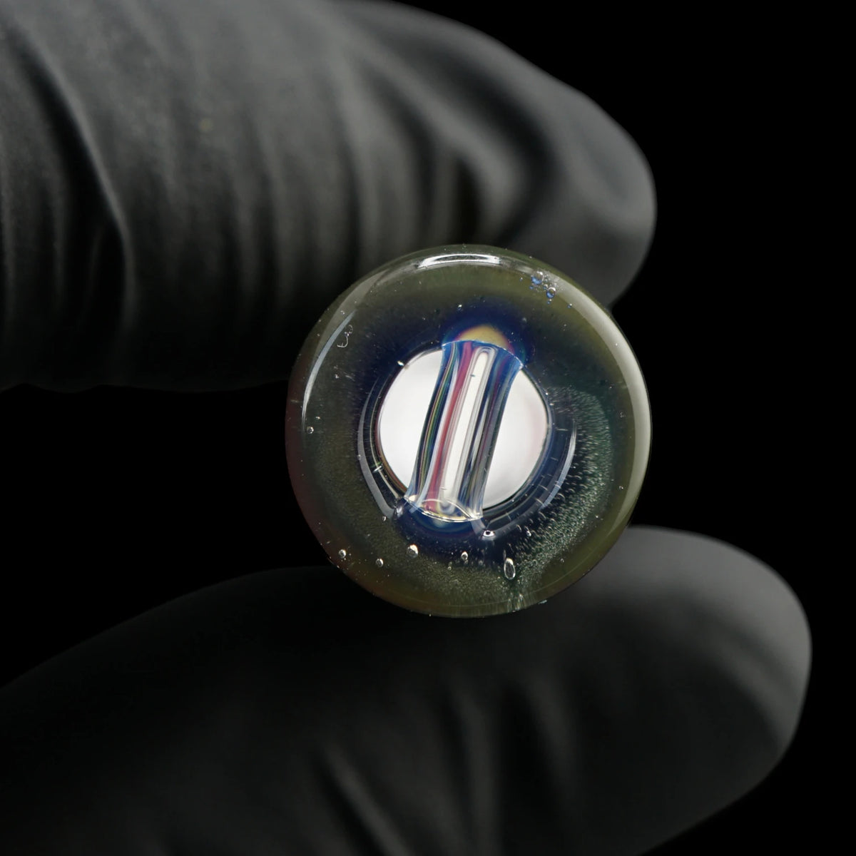 Nahaufnahme des 2-Loch-Systems am Rasta Wave Glastip von Jcreature Glass mit mittigem Glassteg