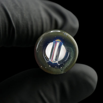 Nahaufnahme des 2-Loch-Systems am Rasta Wave Glastip von Jcreature Glass mit mittigem Glassteg
