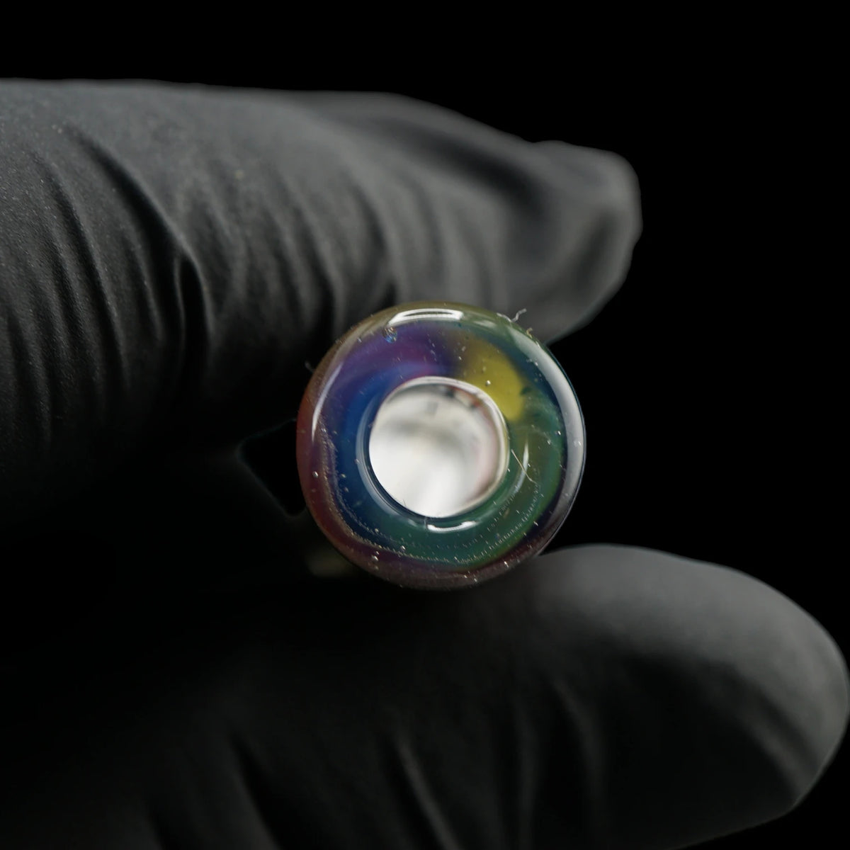 Runde Öffnung des Jcreature Glass Rasta Wave Glastips mit transparentem Rand und mehrfarbigen Schimmern