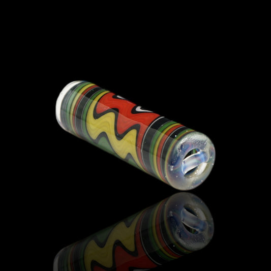 Jcreature Glass Rasta Wave Collector Glastip in liegender Seitenansicht mit Farbringen und sichtbarer 2-Loch-Öffnung