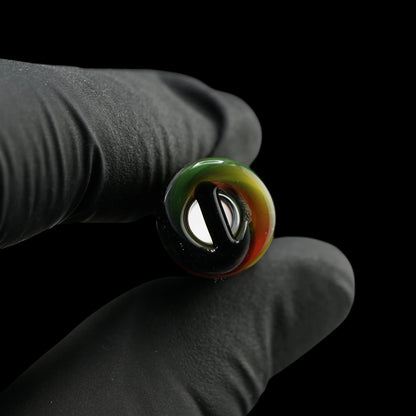 Nahaufnahme des Roots Flow Glastips mit schwarzem Glassteg im 2-Loch-System und rot-gelb-grün gestaltetem Rand