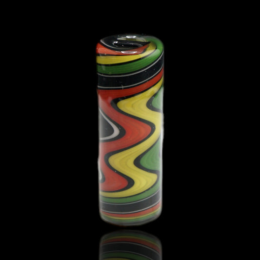Aufrecht stehender Jcreature Glass Roots Flow Collector Glastip mit rot-gelb-grünem Wellenmuster und farbig gestalteten Enden