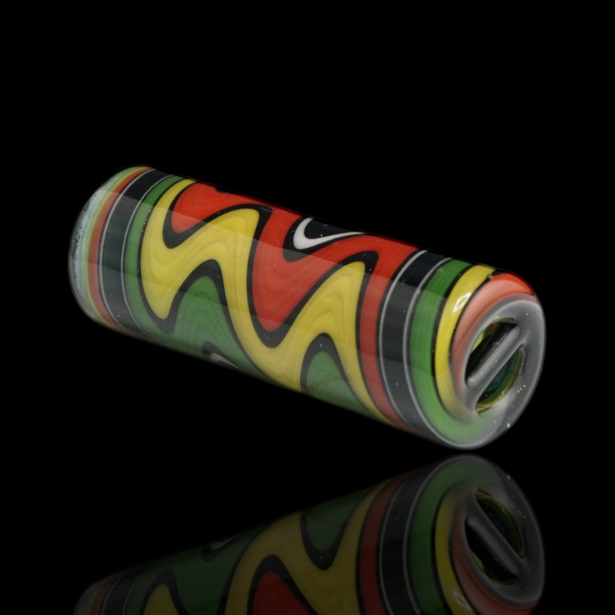 Roots Flow Glastip von Jcreature Glass in liegender Seitenansicht mit bunten Wellen, Farbringen und schwarzem Glassteg