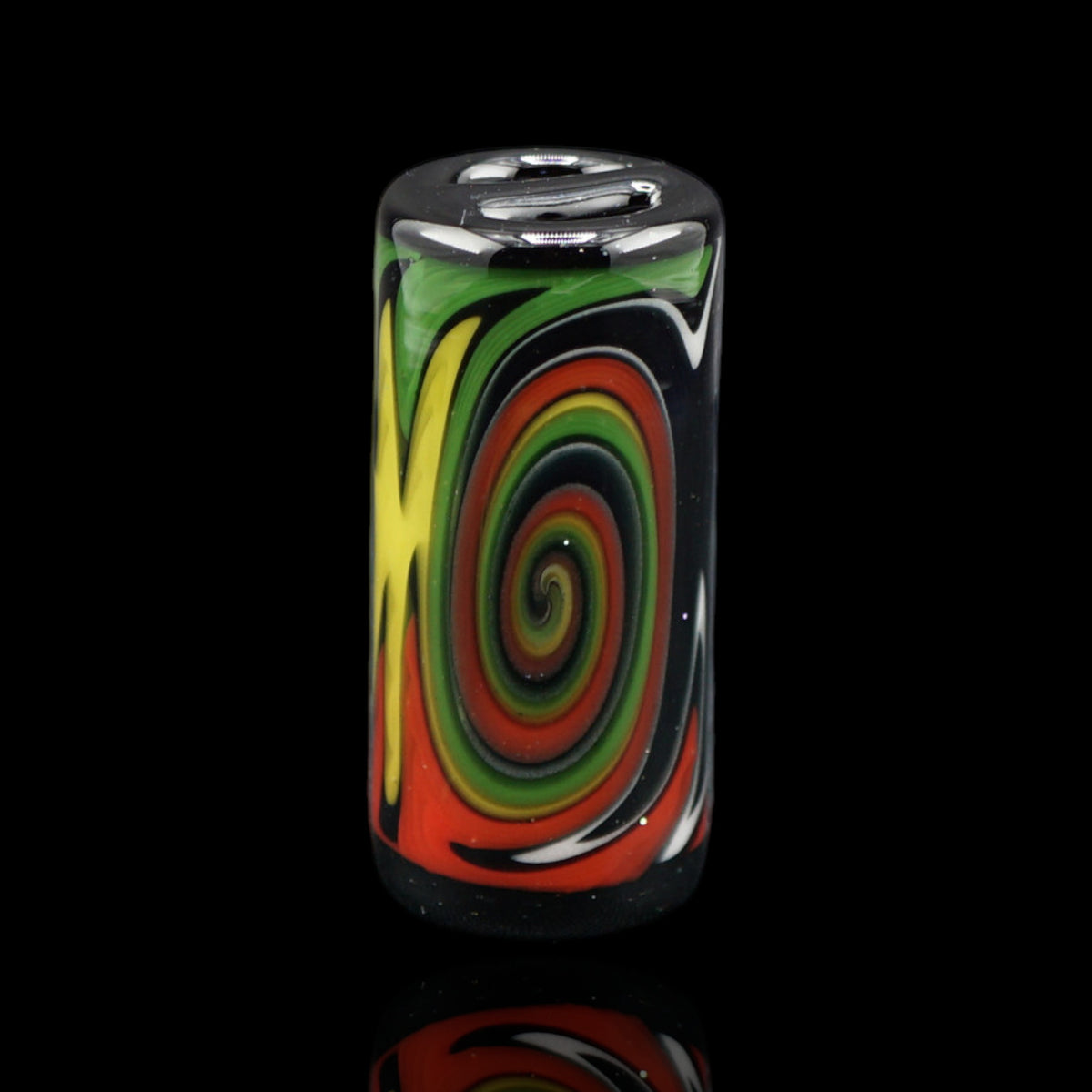 Jcreature Glass Roots Vortex Glastip mit rot-gelb-grüner Spirale und weißen Linien auf schwarzem Grund