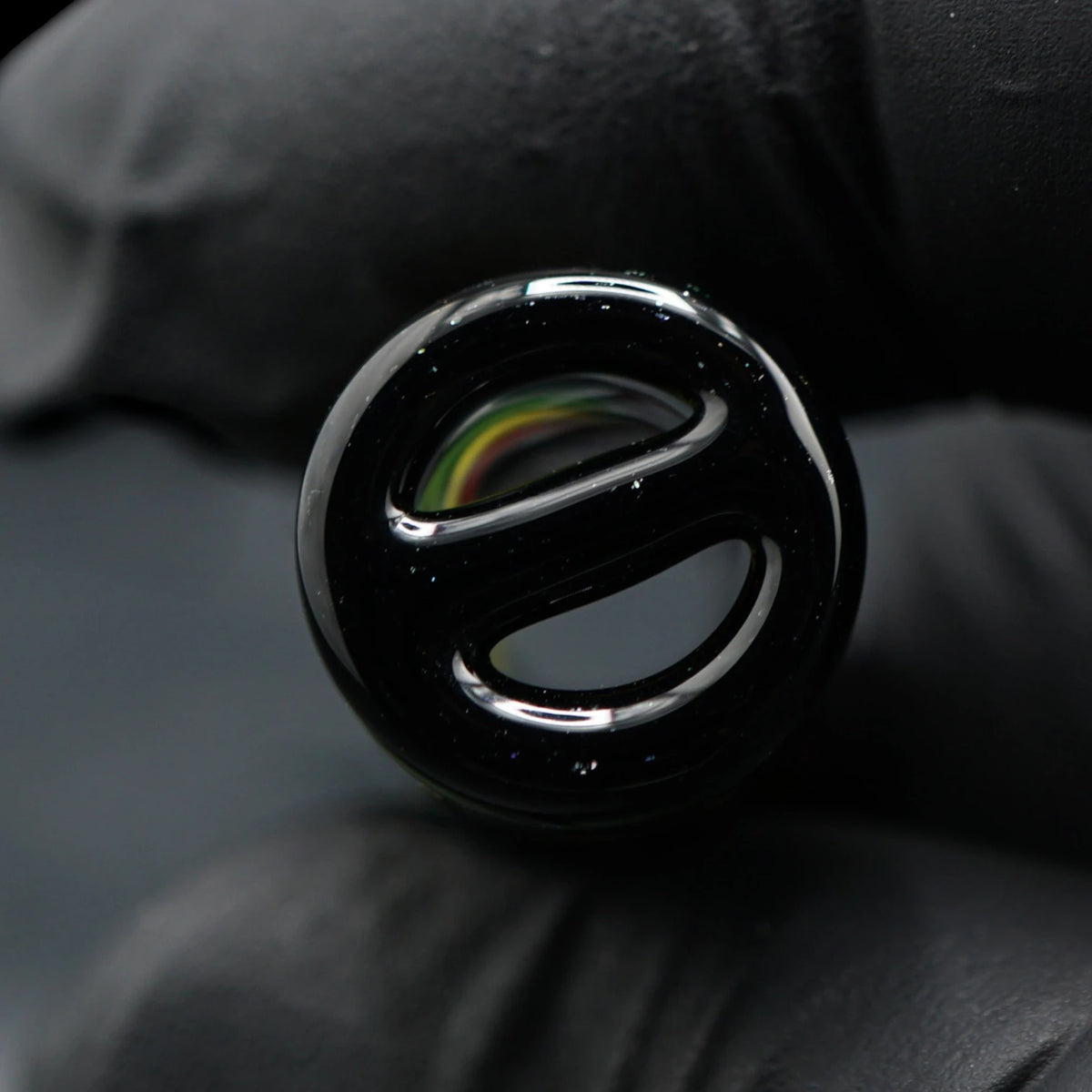 Nahaufnahme des schwarzen Glasstegs und der beiden Zugöffnungen am Roots Vortex Glastip