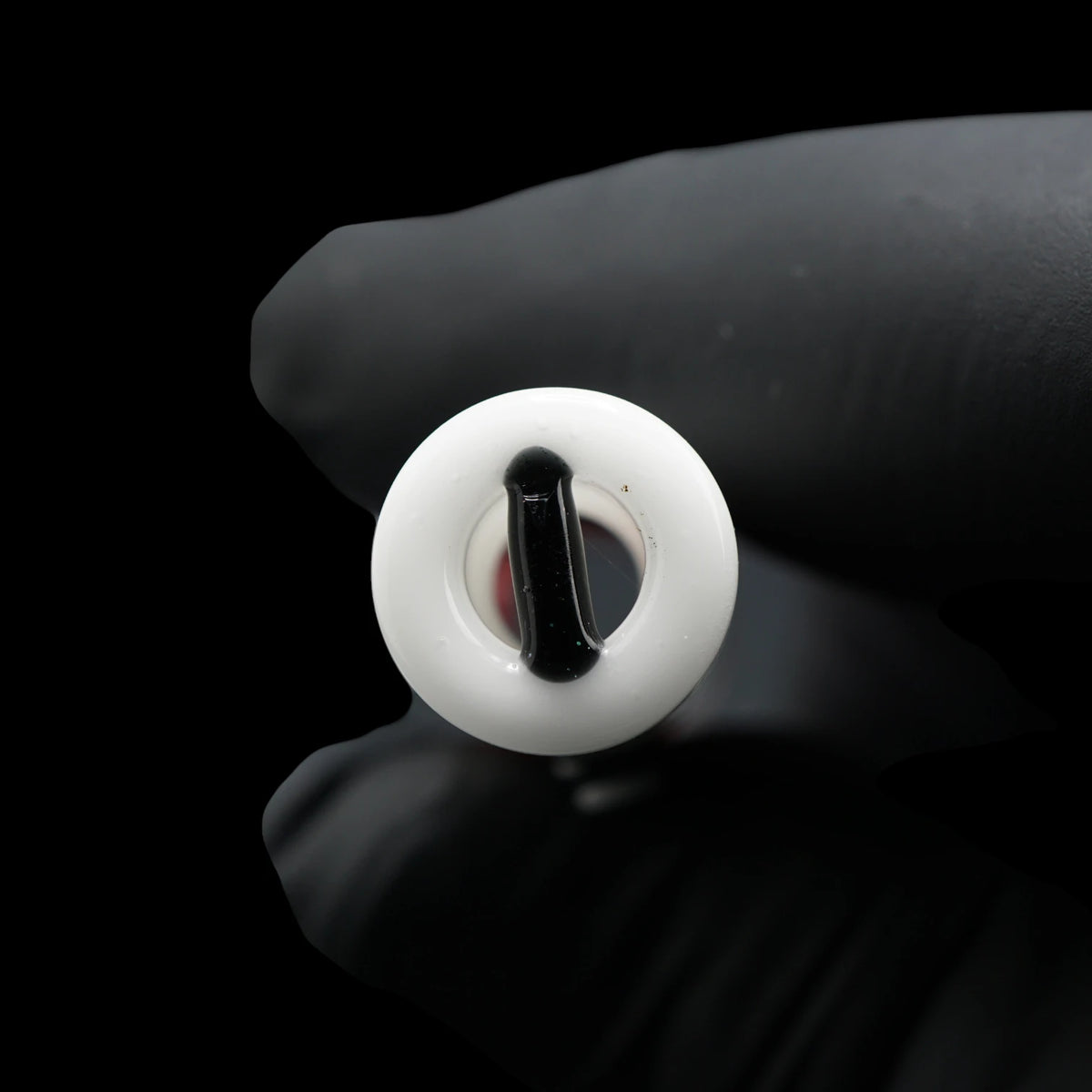 Nahaufnahme eines Smok-é-mon Glastips mit weißem Glas und schwarzem Glassteg im 2-Loch-System