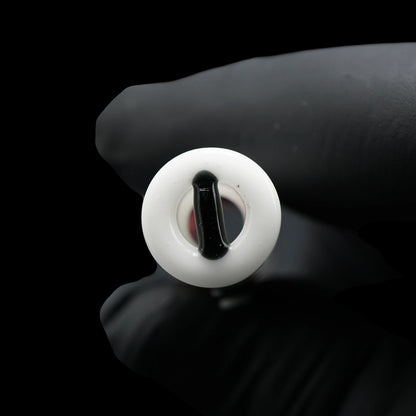 Nahaufnahme eines Smok-é-mon Glastips mit weißem Glas und schwarzem Glassteg im 2-Loch-System