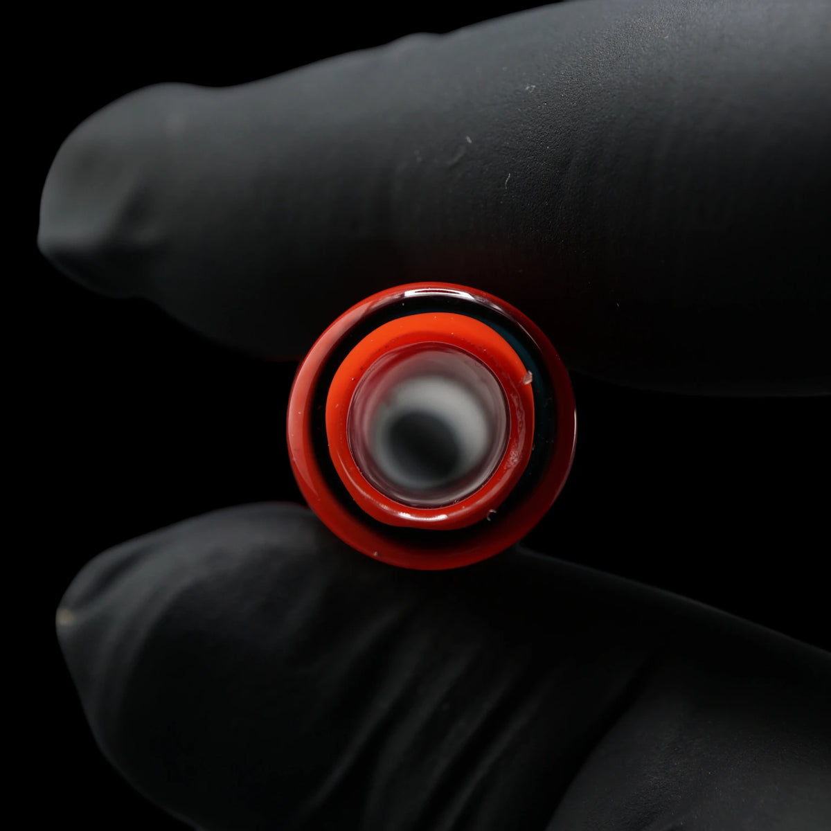 Blick auf die Öffnung eines Smok-é-mon Glastips mit rotem Farbglas und transparenter äußerer Glasschicht