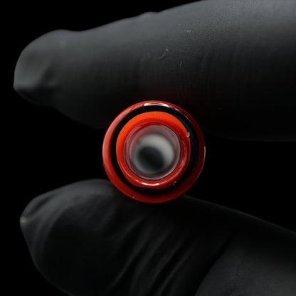 Blick auf die Öffnung eines Smok-é-mon Glastips mit rotem Farbglas und transparenter äußerer Glasschicht