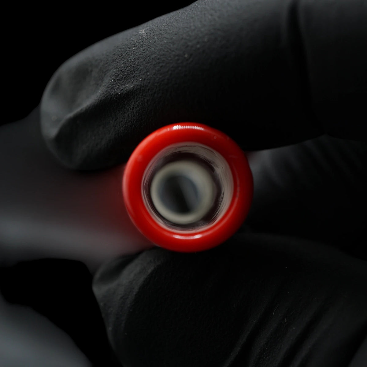 Nahaufnahme der runden Öffnung eines Smok-é-mon Glastips mit rotem Rand in Raw Color