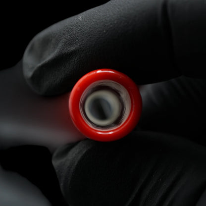 Nahaufnahme der runden Öffnung eines Smok-é-mon Glastips mit rotem Rand in Raw Color