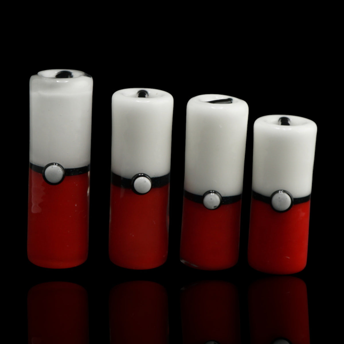 Vier Smok-é-mon Collector Glastips von Jcreature Glass mit rot-weißem Körper, schwarzem Band und aufgesetztem Glaspunkt