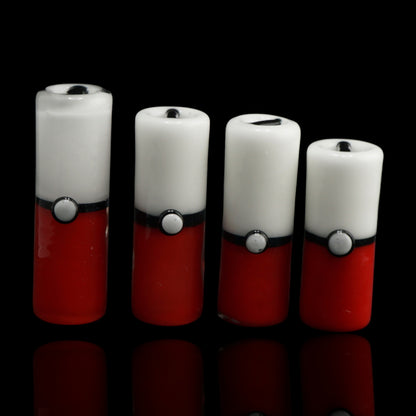Vier Smok-é-mon Collector Glastips von Jcreature Glass mit rot-weißem Körper, schwarzem Band und aufgesetztem Glaspunkt
