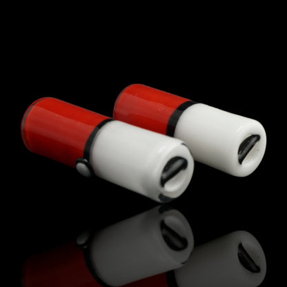 Zwei liegende Smok-é-mon Glastips von Jcreature Glass mit rot-weißem Design und sichtbarem schwarzem Glassteg