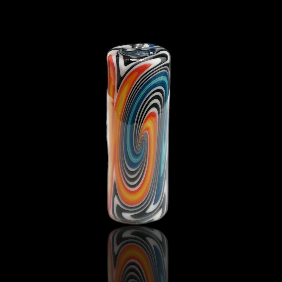 Aufrecht stehender Jcreature Glass Solar Vortex Glastip mit orange-blauer Spirale und feinen schwarz-weißen Linien