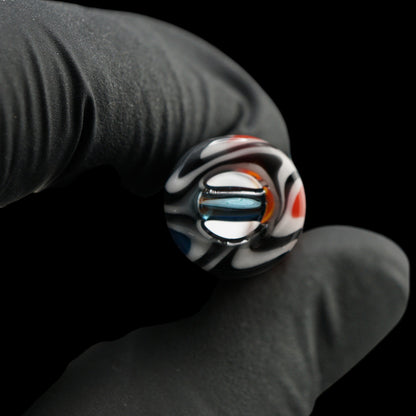 Nahaufnahme des 2-Loch-Systems am Jcreature Glass Solar Vortex Glastip mit bläulich transparentem Glassteg
