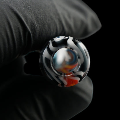Blick auf die runde Öffnung des Solar Vortex Glastips mit schwarz-weißem Rand und orangefarbenen Akzenten