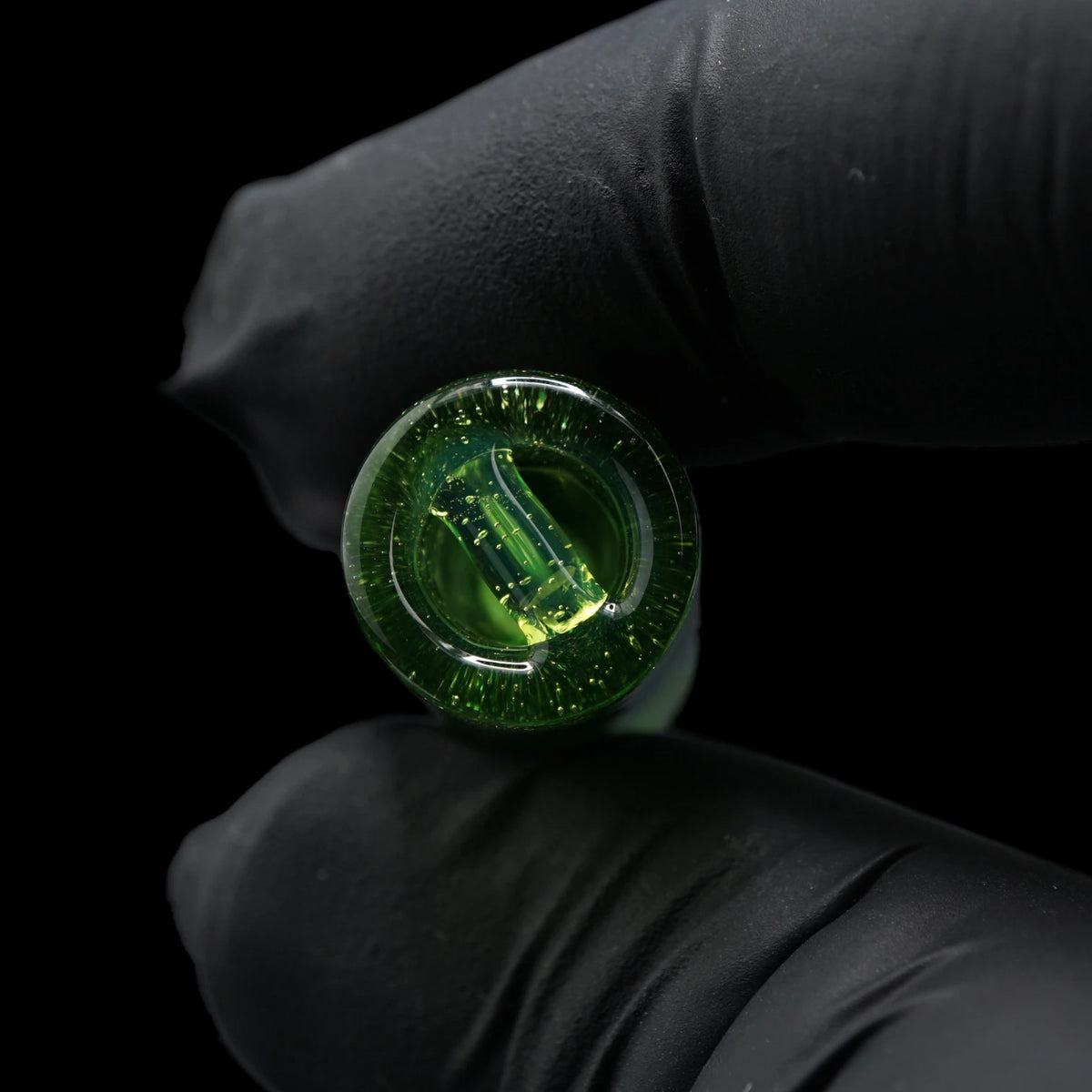 Detail des 2-Loch-Systems am Jcreature Glass Spray Can Emerald Spark Glastip mit grünlich transparentem Glassteg