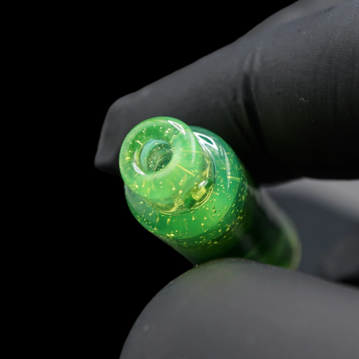 Nahaufnahme des limettengrünen Mundstücks am Spray Can Emerald Spark Glastip mit runder Öffnung und seitlichem Glaspunkt