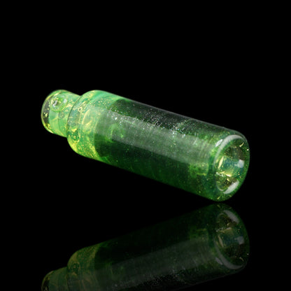 Liegender Spray Can Emerald Spark Collector Glastip von Jcreature Glass mit grünem Glitzerschimmer und abgesetztem Sprühkopf
