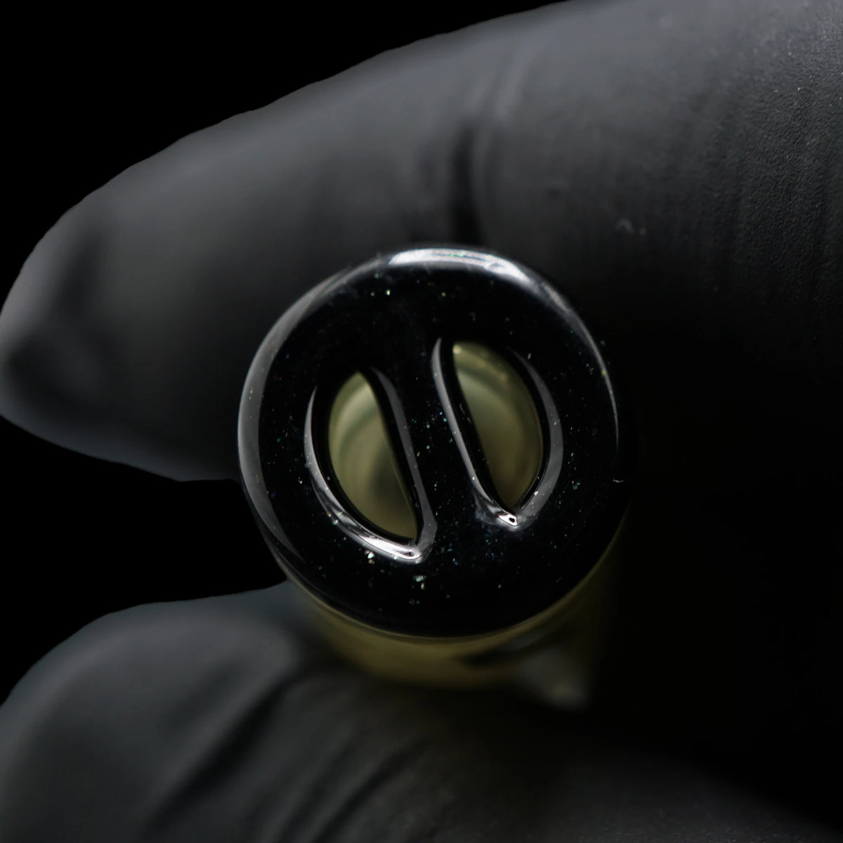 Detail des 2-Loch-Systems am Jcreature Glass Spray Can Golden Noir Glastip mit schwarzem Glassteg und dezent glitzerndem Rand