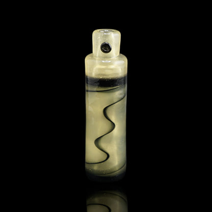 Aufrecht stehender Jcreature Glass Spray Can Golden Noir Glastip in Gold mit schwarzer Wellenlinie und angedeuteter Sprühdüse