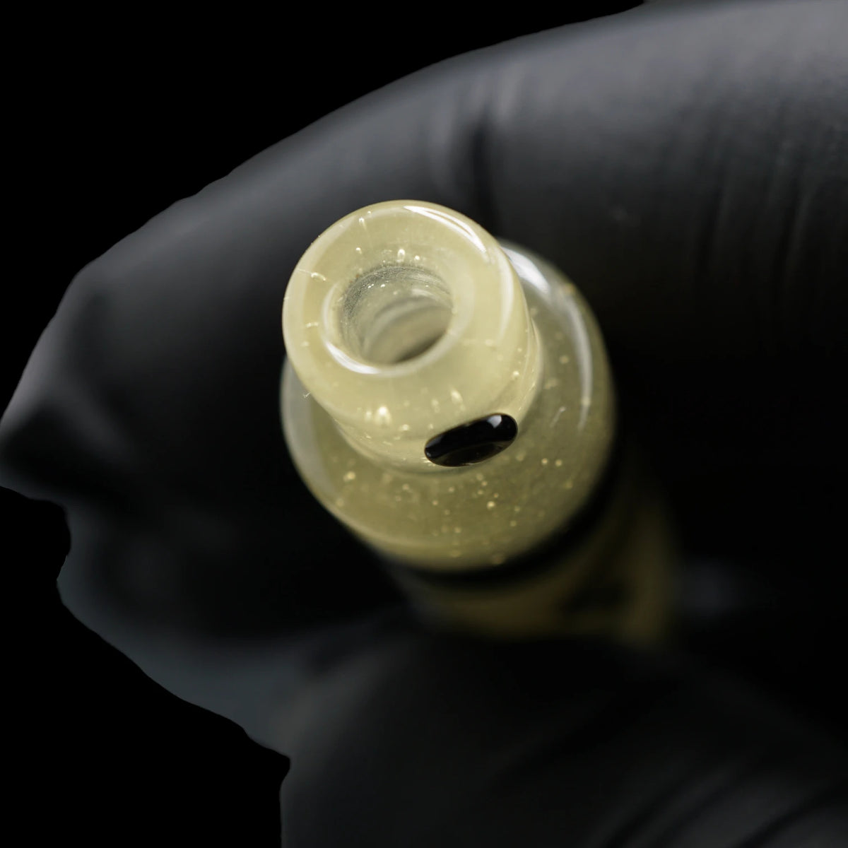 Nahaufnahme des goldfarbenen Mundstücks am Spray Can Golden Noir Glastip mit runder Öffnung und schwarzem dekorativem Glaspunkt