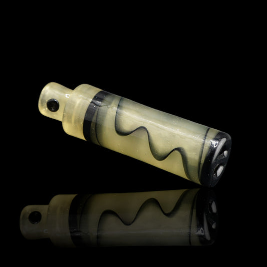 Liegender Spray Can Golden Noir Collector Glastip mit goldfarbenem Körper, schwarzen Abschlussringen und sichtbarem 2-Loch-System