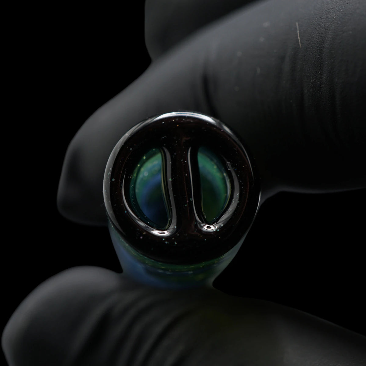 Blick auf das breite Ende des Jcreature Glass Spray Can Lime Sky Glastips mit schwarzem Rand und 2-Loch-System