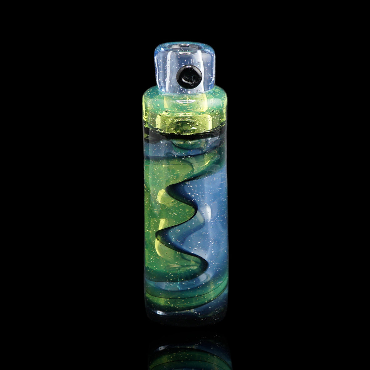 Aufrecht stehender Spray Can Lime Sky Glastip von Jcreature Glass in Limettengrün und Hellblau mit schwarzer angedeuteter Sprühdüse