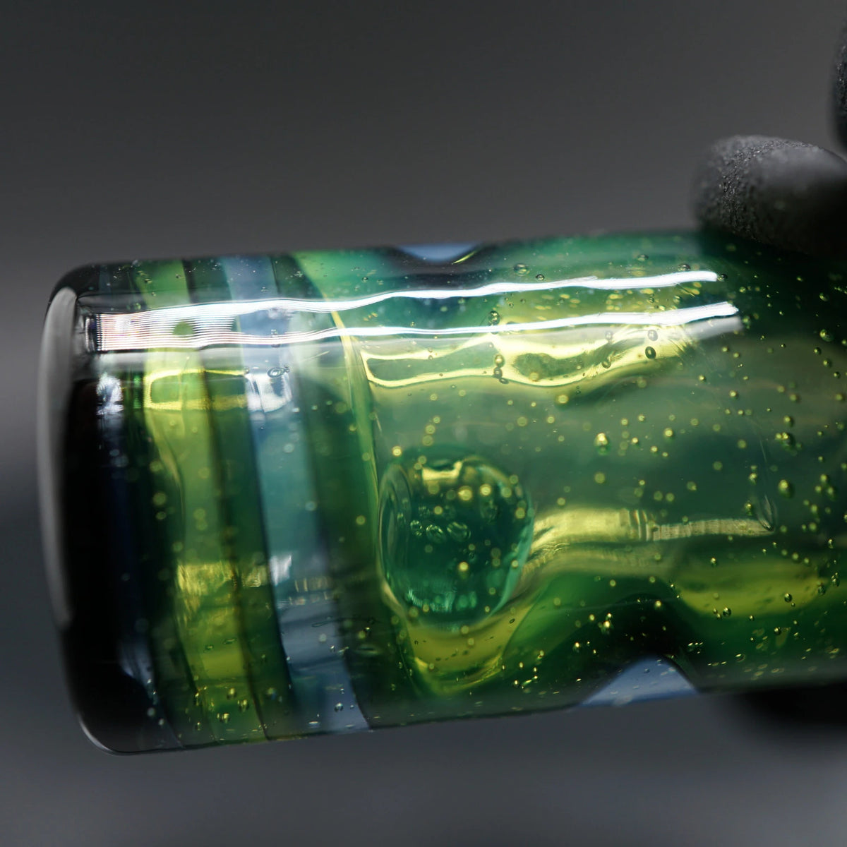 Detailaufnahme der beweglichen Perle im Inneren des grün-blauen Spray Can Lime Sky Glastips von Jcreature Glass