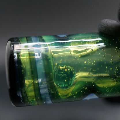 Detailaufnahme der beweglichen Perle im Inneren des grün-blauen Spray Can Lime Sky Glastips von Jcreature Glass